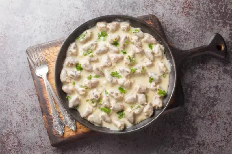 Куриные сердца луком и чесноком в сметане