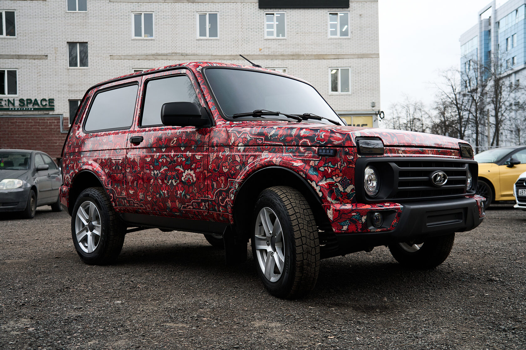 Lada Niva с ковровым узором — общий передний ракурс