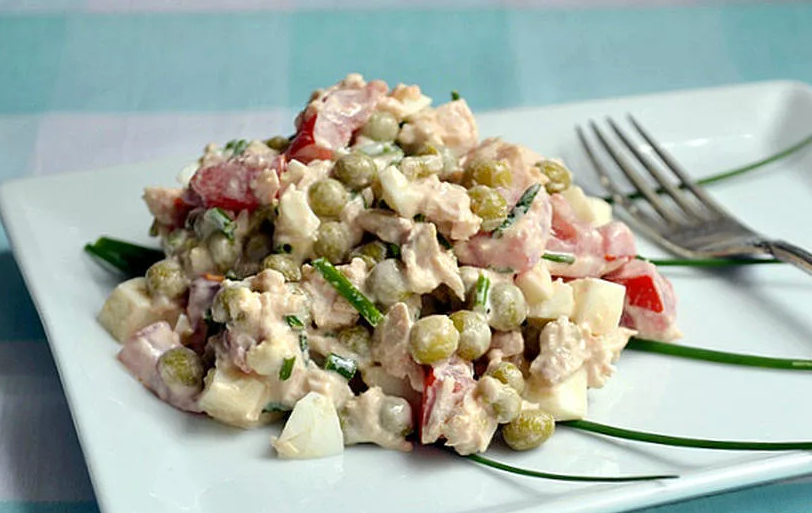 Салат из курицы и горошка. Салат горошек с курицей рецепт. Салат с курицей и зеленым горошком. Салат с зелёным горошком и яйцом. Салат горошек с курицей рецепт.
