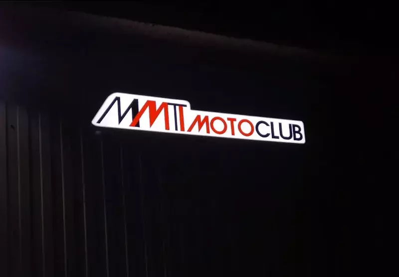 Световая вывеска «MMT Motoclub» ночью