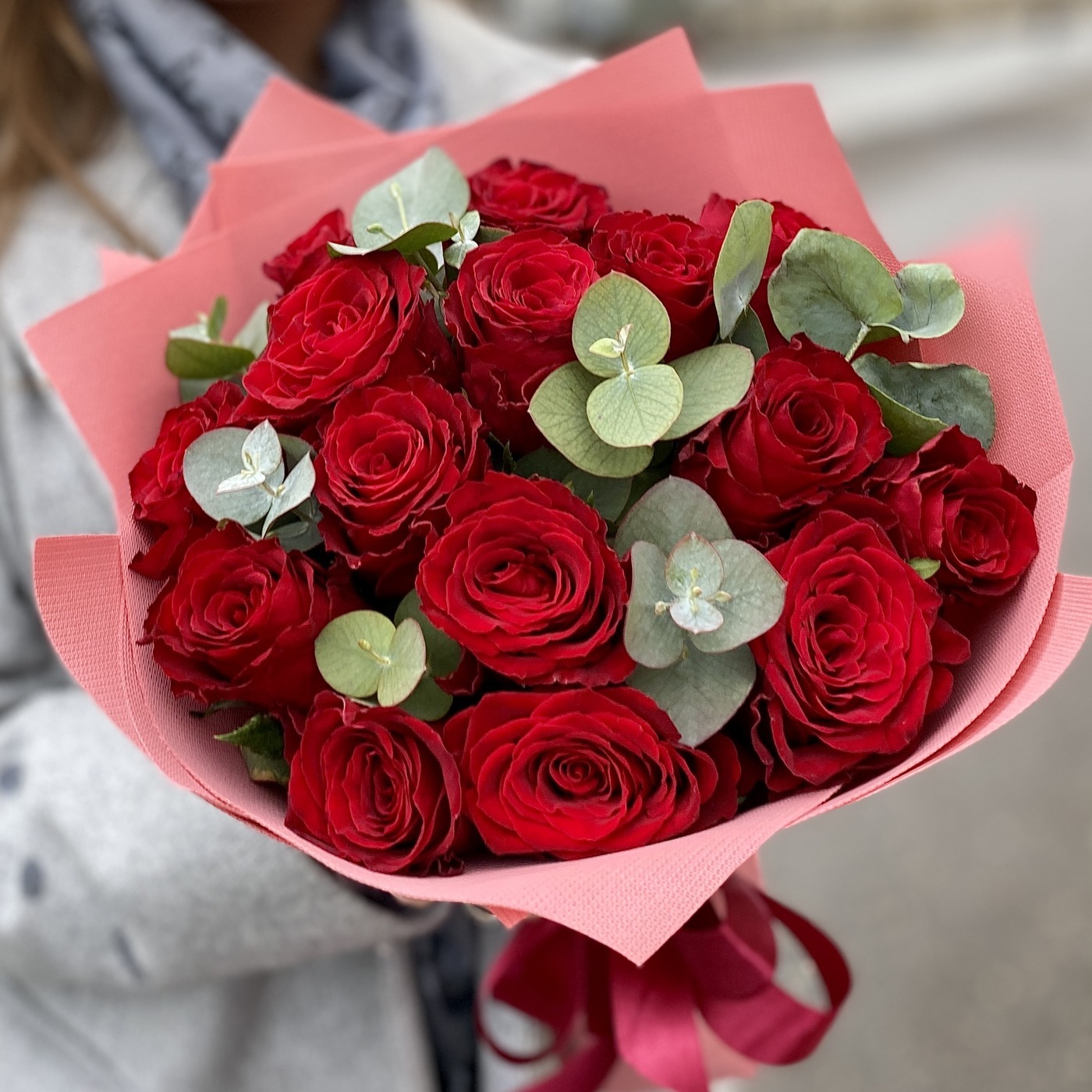 Красные розы с эвкалиптом