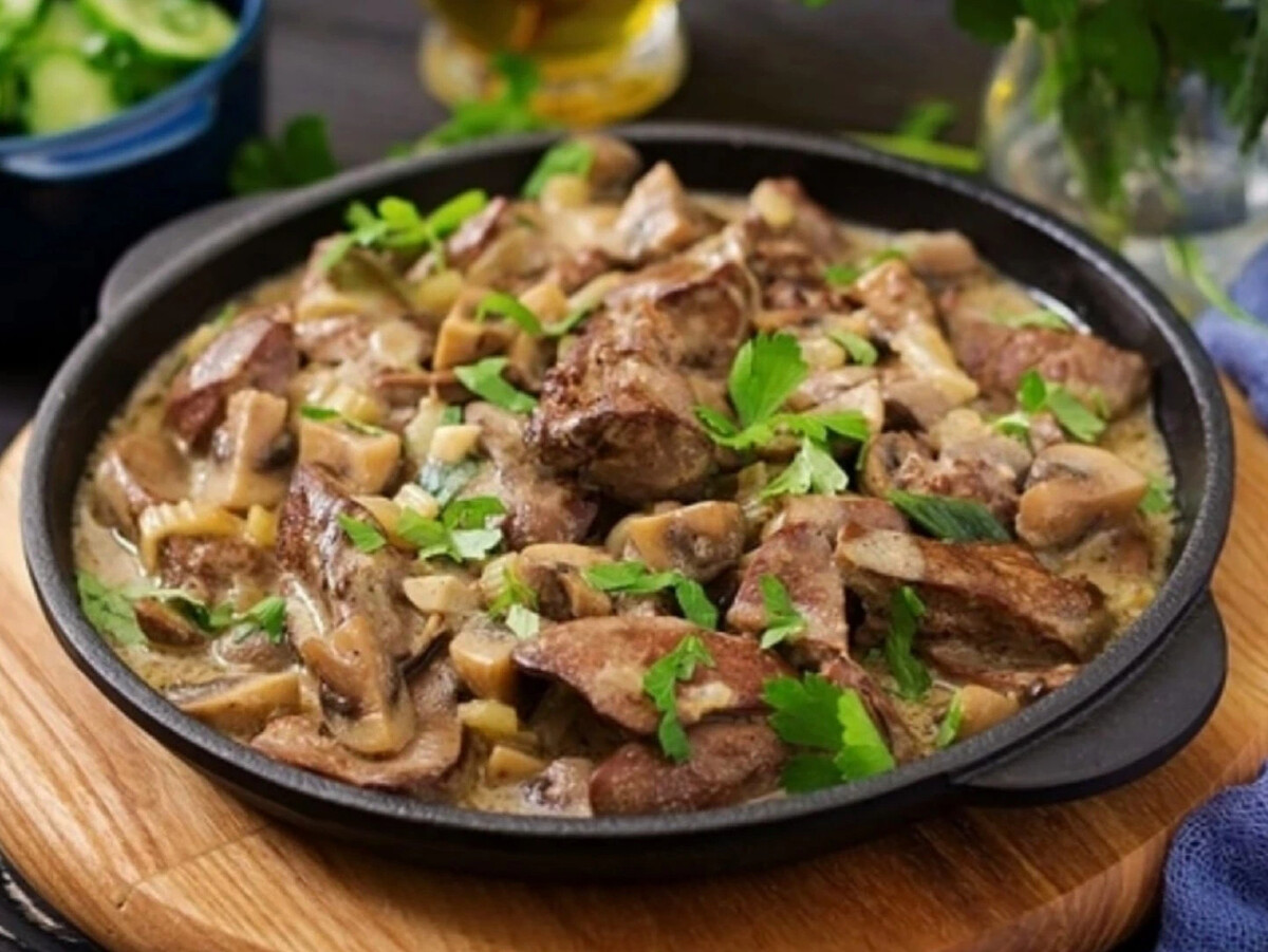 Куриная печень по - строгановски