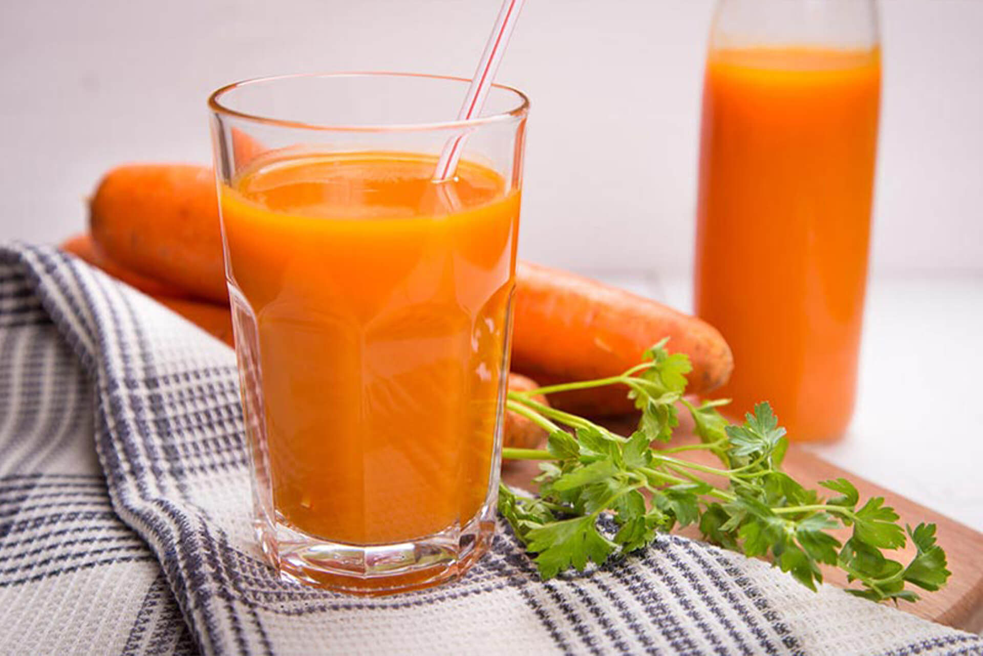 Сок при температуре можно. Морковный Фреш. Морковный сок. Свежевыжатый морковный сок. Морковь сок.