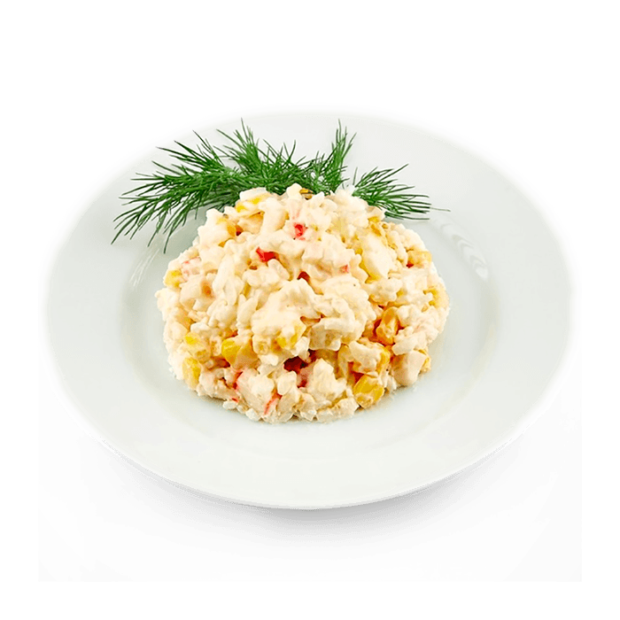 Салат крабовый. Крабовый салат на белом фоне. Салат с крабовыми палочками на белом фоне. Крабовый салат на белой тарелке.
