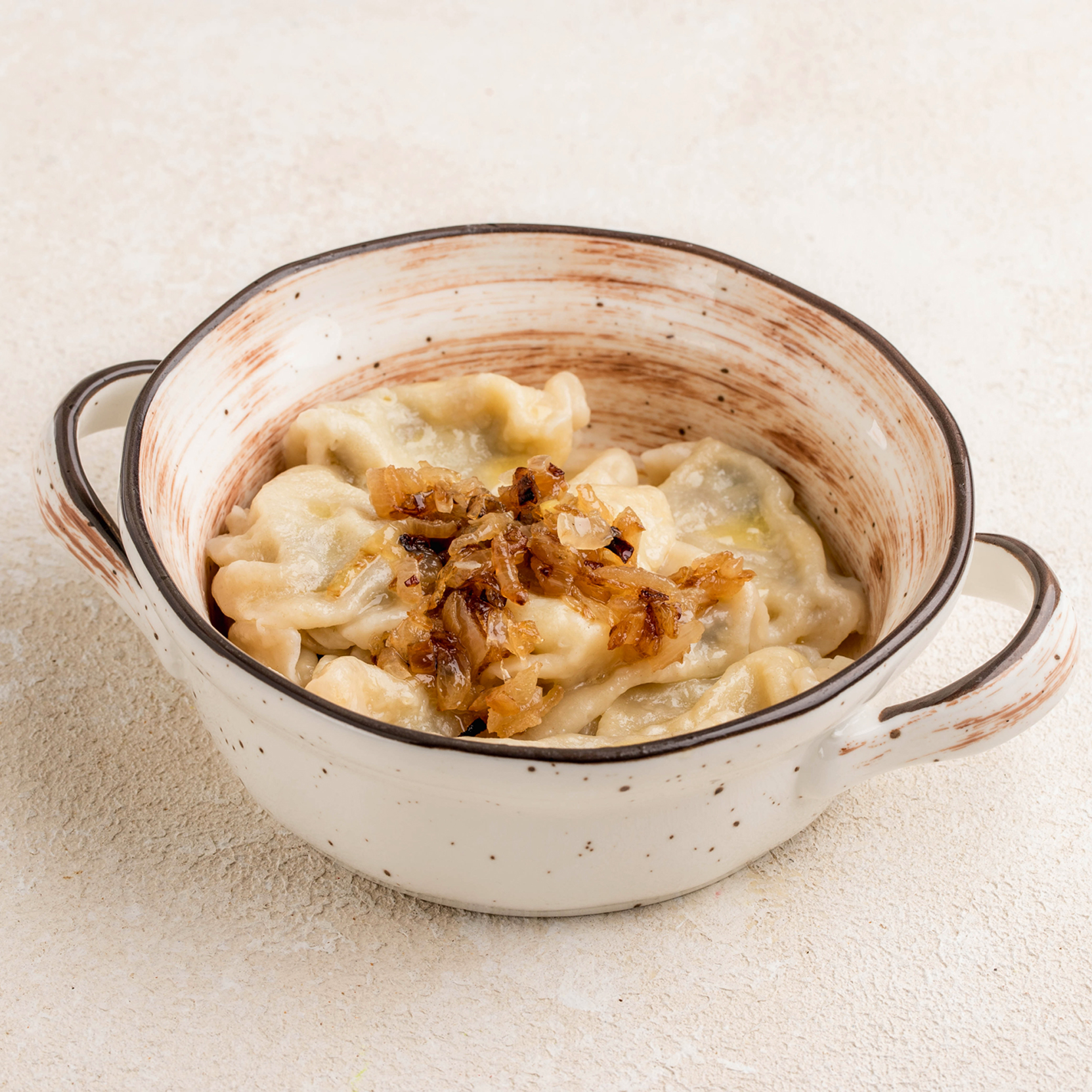 Вареники с картофелем, тушенные с куриной печенью в горшочках