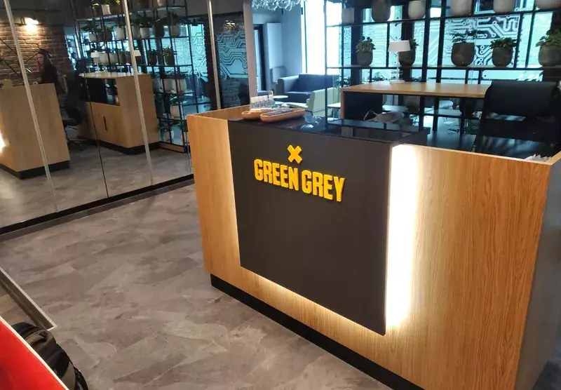 Логотип «Green Grey» на&nbsp;барной стойке с&nbsp;подсветкой