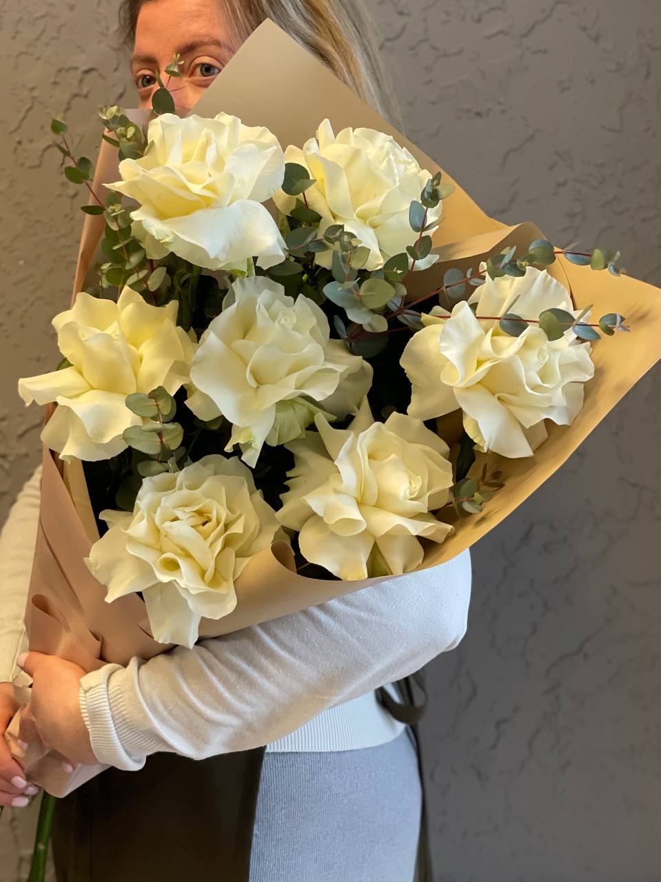 Моно из белых французских роз - Букет из 7 французских роз с зеленью и ...