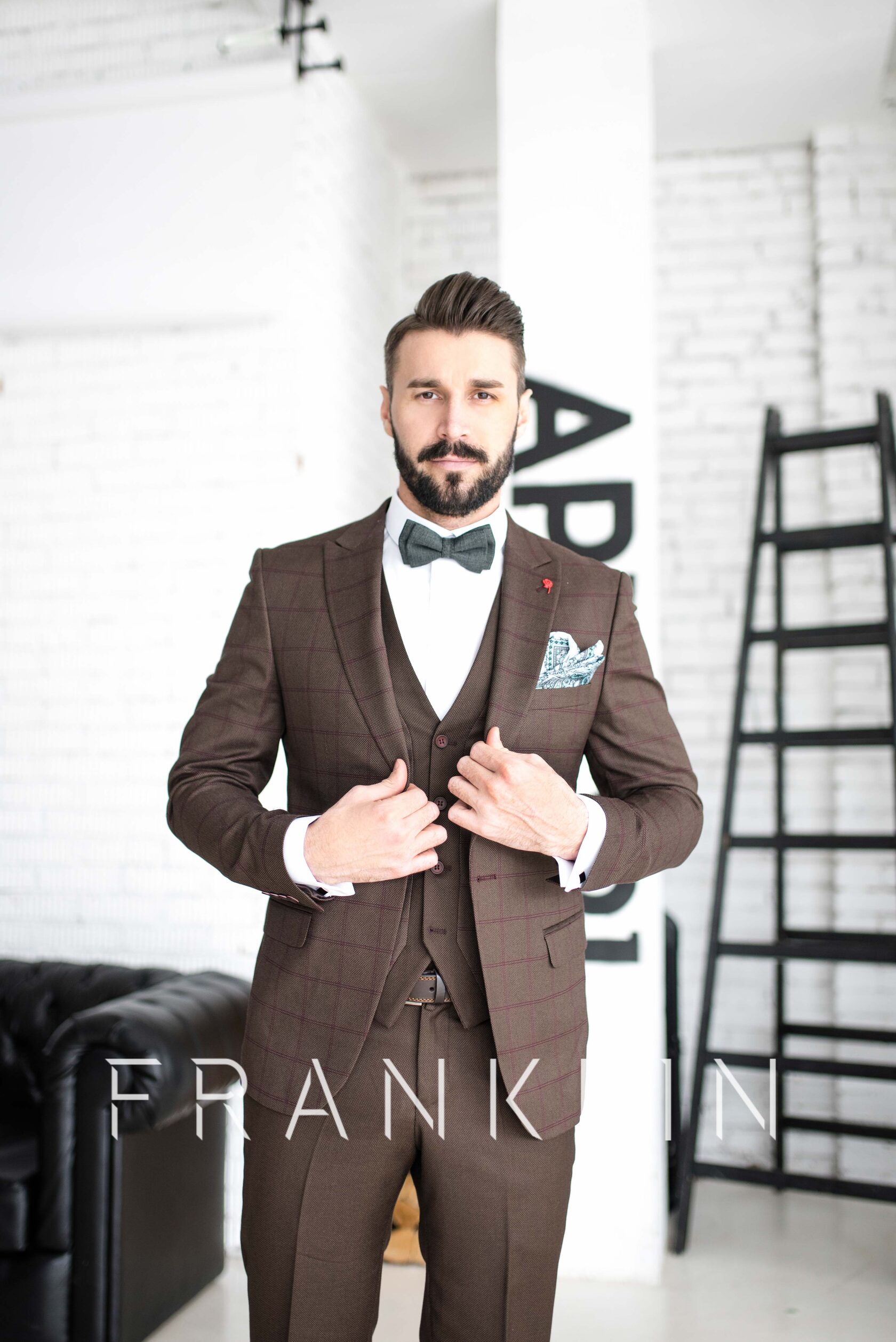 Костюм тройка коричневый KENNET на прокат