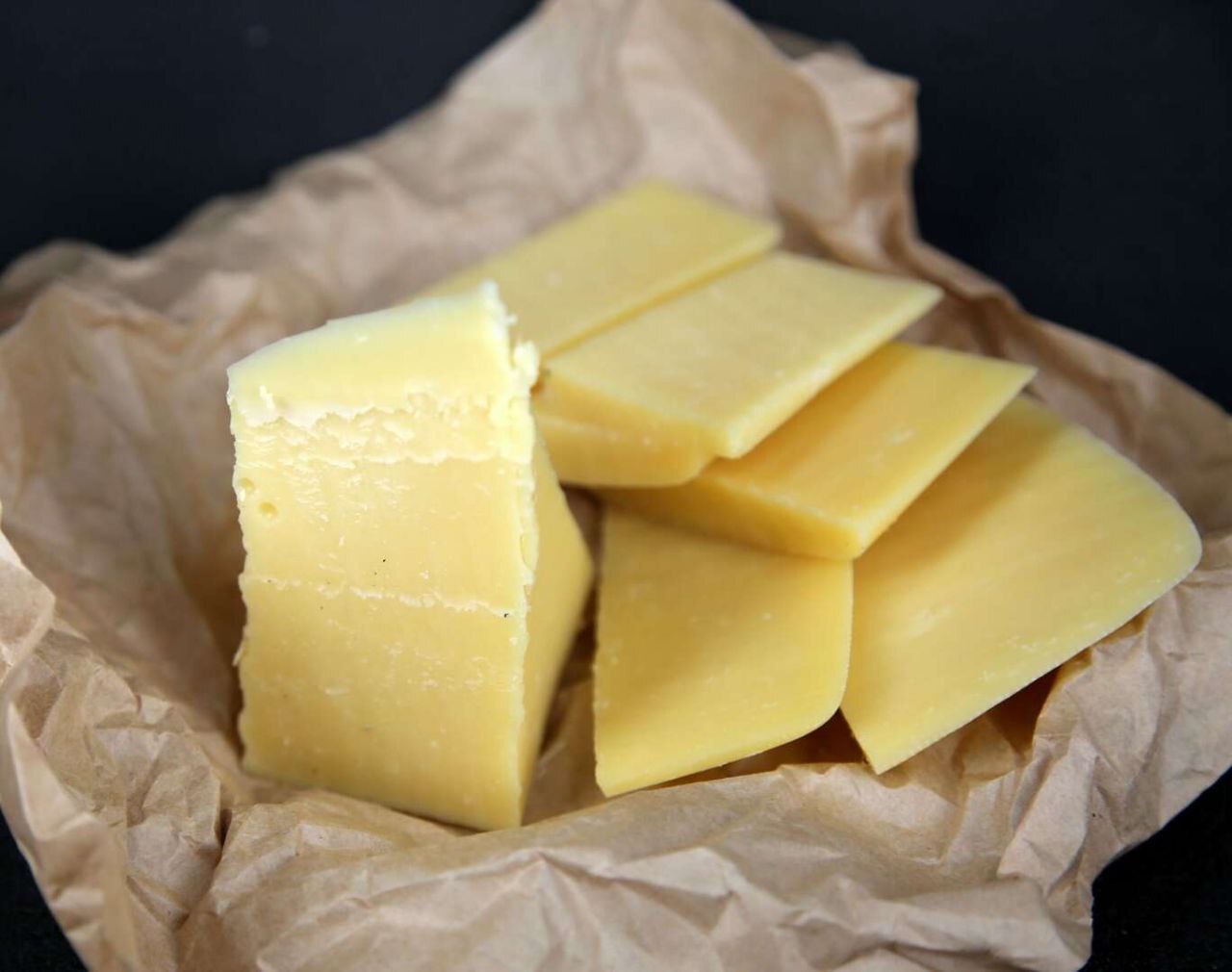 Сырок с сыром палермо. Сыр пармезан Палермо. Пармезан Джугас. Сыр пармезан Аргентина. Сыр твердый.