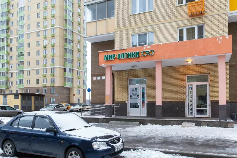 Вход в салон Мир Оптики Вертолётная 46