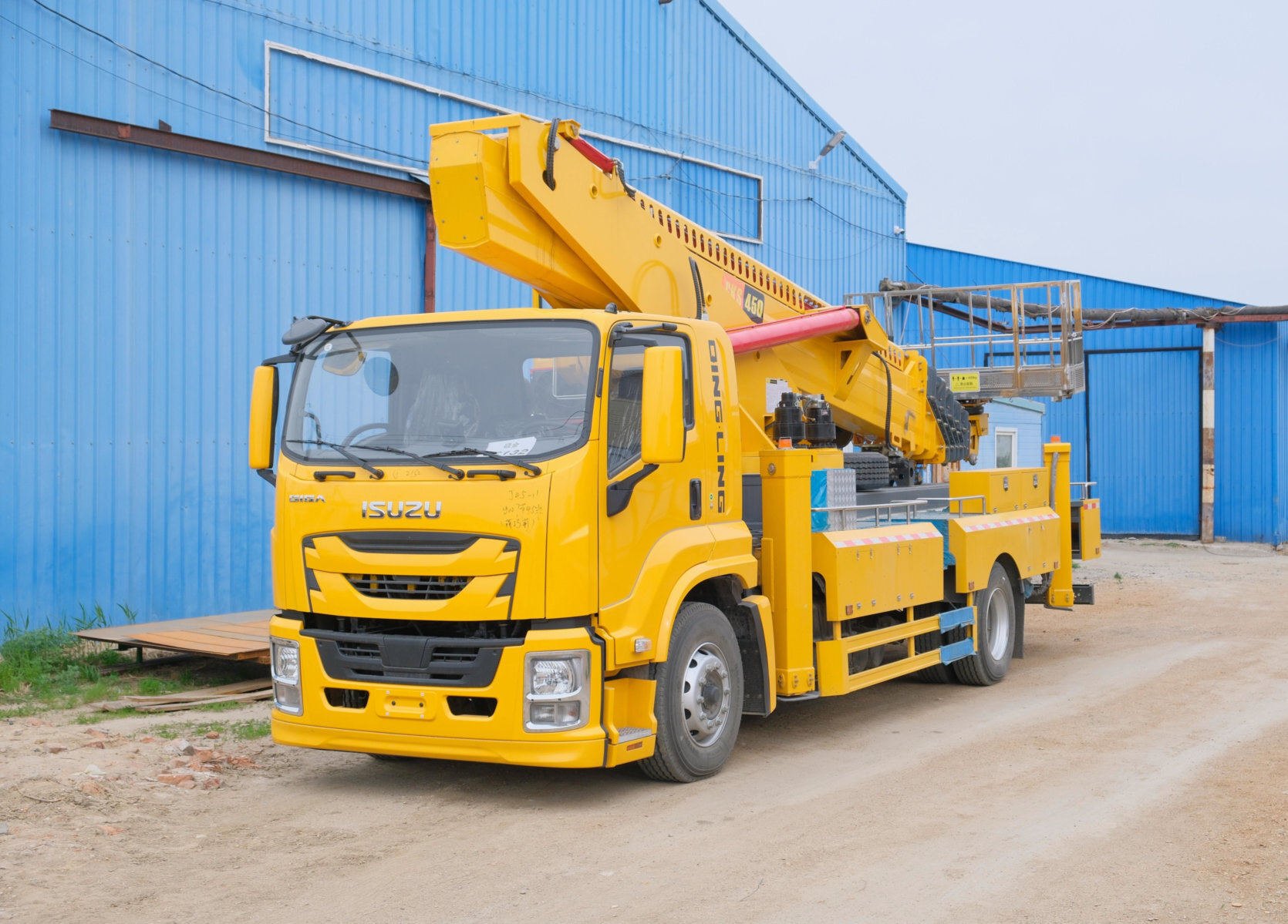 Автовышка Isuzu Giga, 45 метров