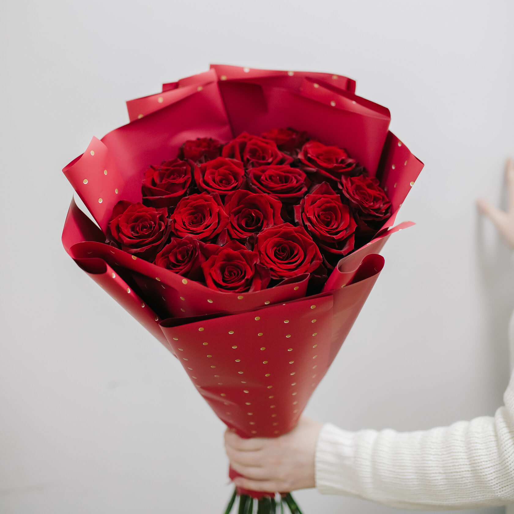 на столе 15 красных. букет из роз в крафтовой бумаге. на столе 15 красных. на столе 15 красных. букет красных роз.