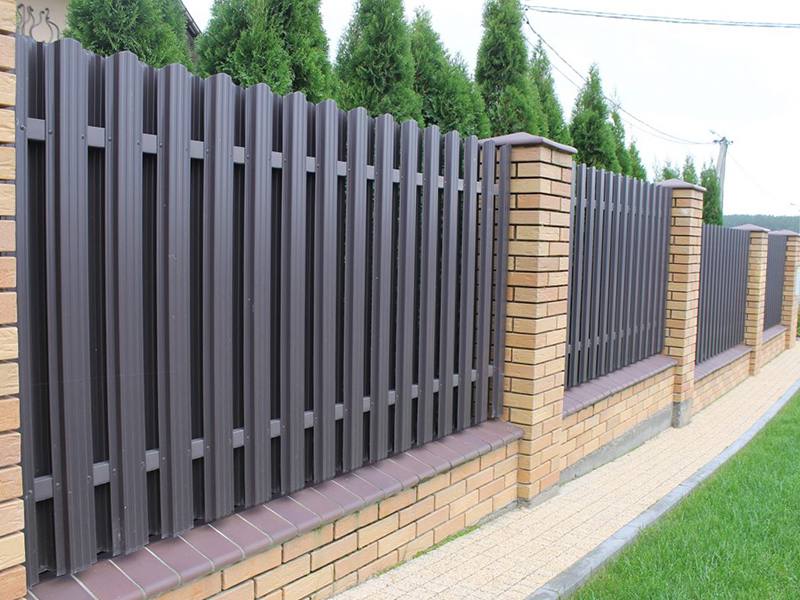 Премиум забор из профнастила с кирпичными столбами установленный HALYKSTROY в коттеджном поселке Алматы