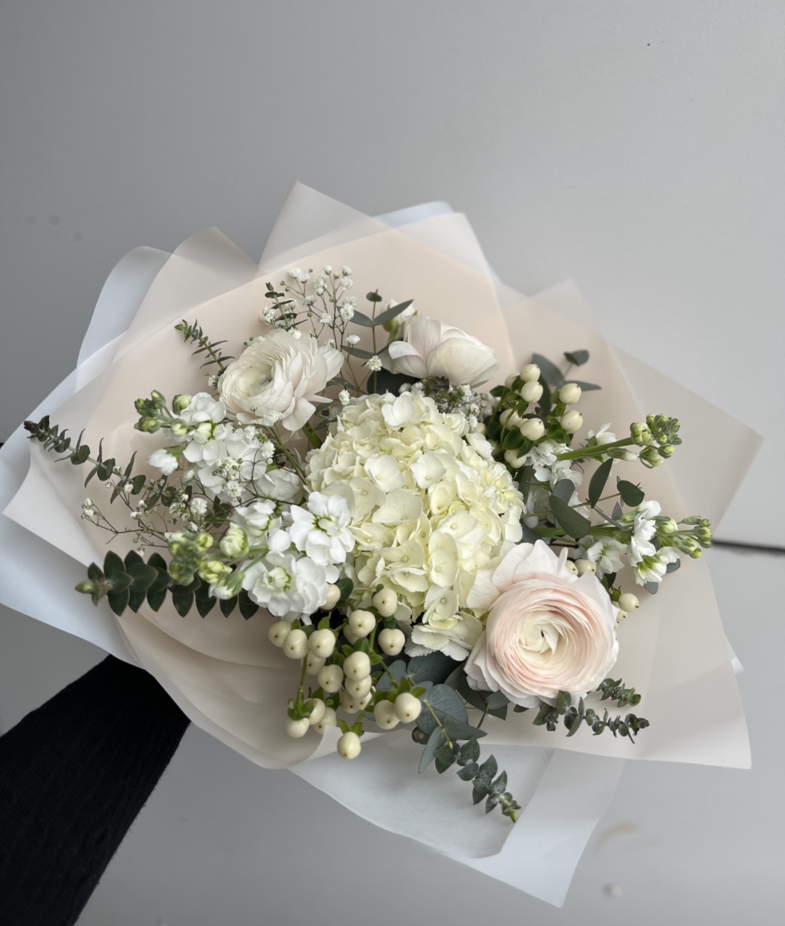 Букет с гортензией и ранункулюсом