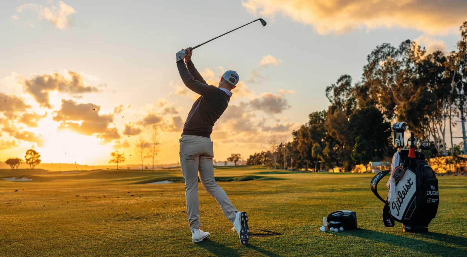 Удар игрока айроном Titleist T250·U