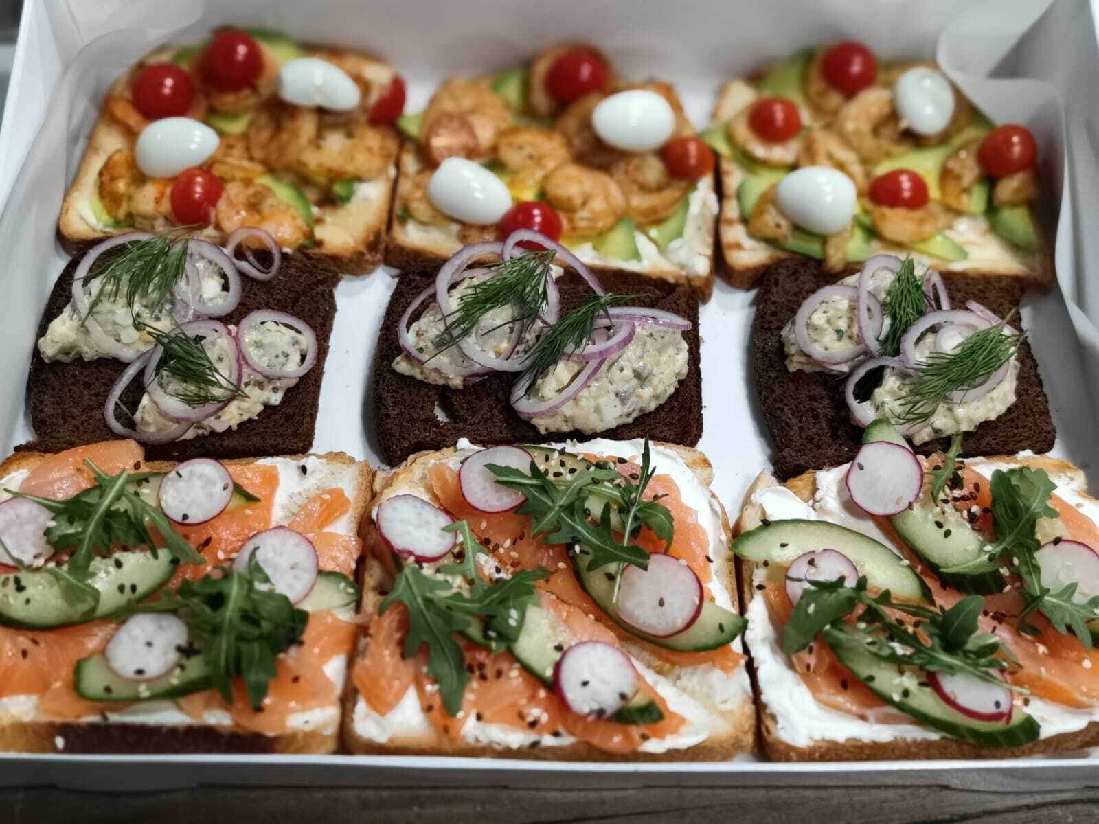 Смореброды с селедкой. Датский бутерброд смерребред. Датский бутерброд смерребред. Датский бутерброд смерребред. Сморреброд датский.