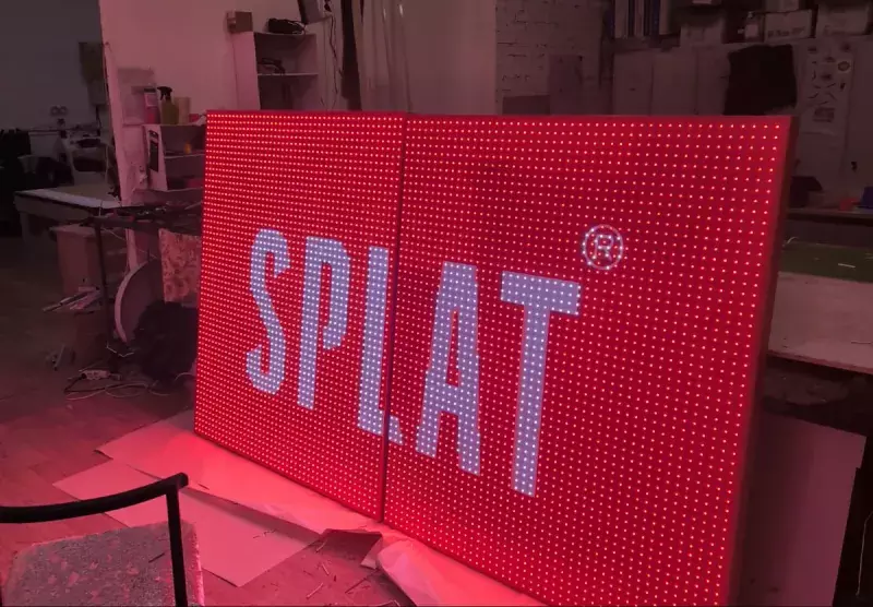 Вывеска «Splat» с&nbsp;открытыми пикселями на&nbsp;производстве