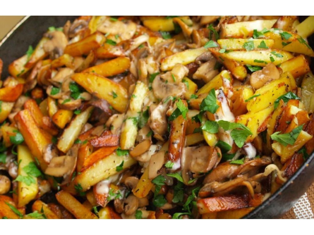 Жареная картошечка с грибами. Картошка с мясом и грибами. Жареная картошка с грибами и луком. Жареная картошка с мясом и грибами рецепт. Картошка с грибами.