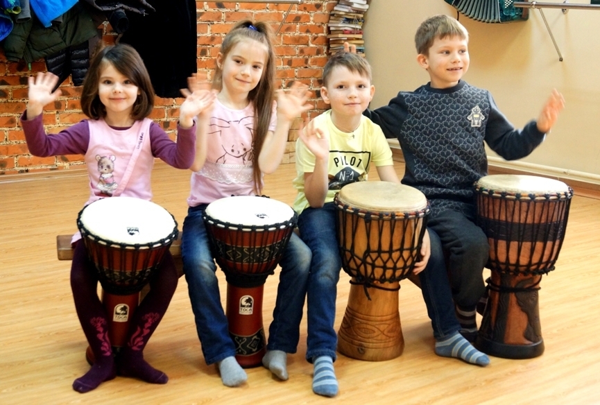 Мастер класс музыкальная игра. Музыкальные инструменты для детей. Барабан для детей. Игра на музыкальных инструментах. Этнические барабаны.