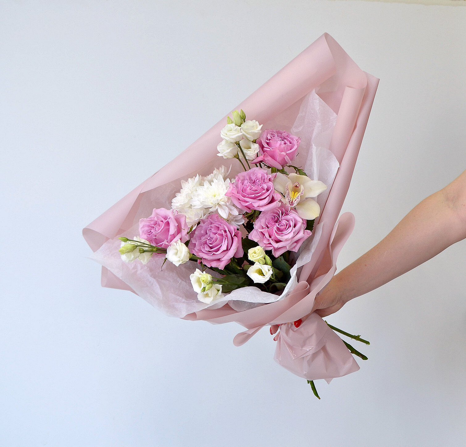 Ширина букета 30 см. Букет с любовью. Букет в ширину. Вертикальный букет с гортензией. Ширина букета.