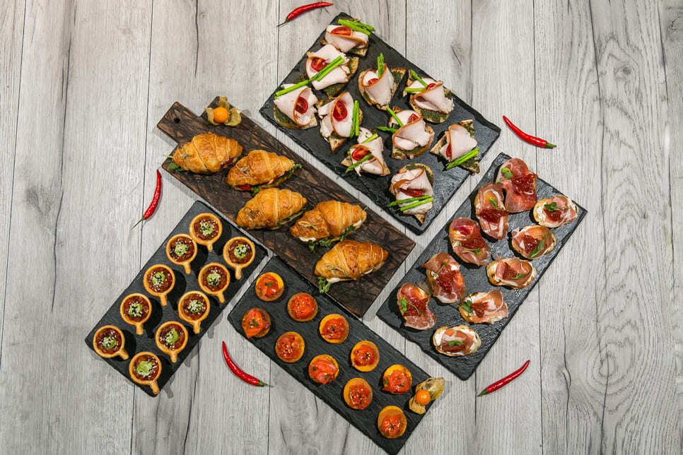 Мини ассорти. Маленькие пирожные для фуршета. Мини ассорти. Пирожное добрынинский мини "ассорти". Мини пирожные в ассортименте.