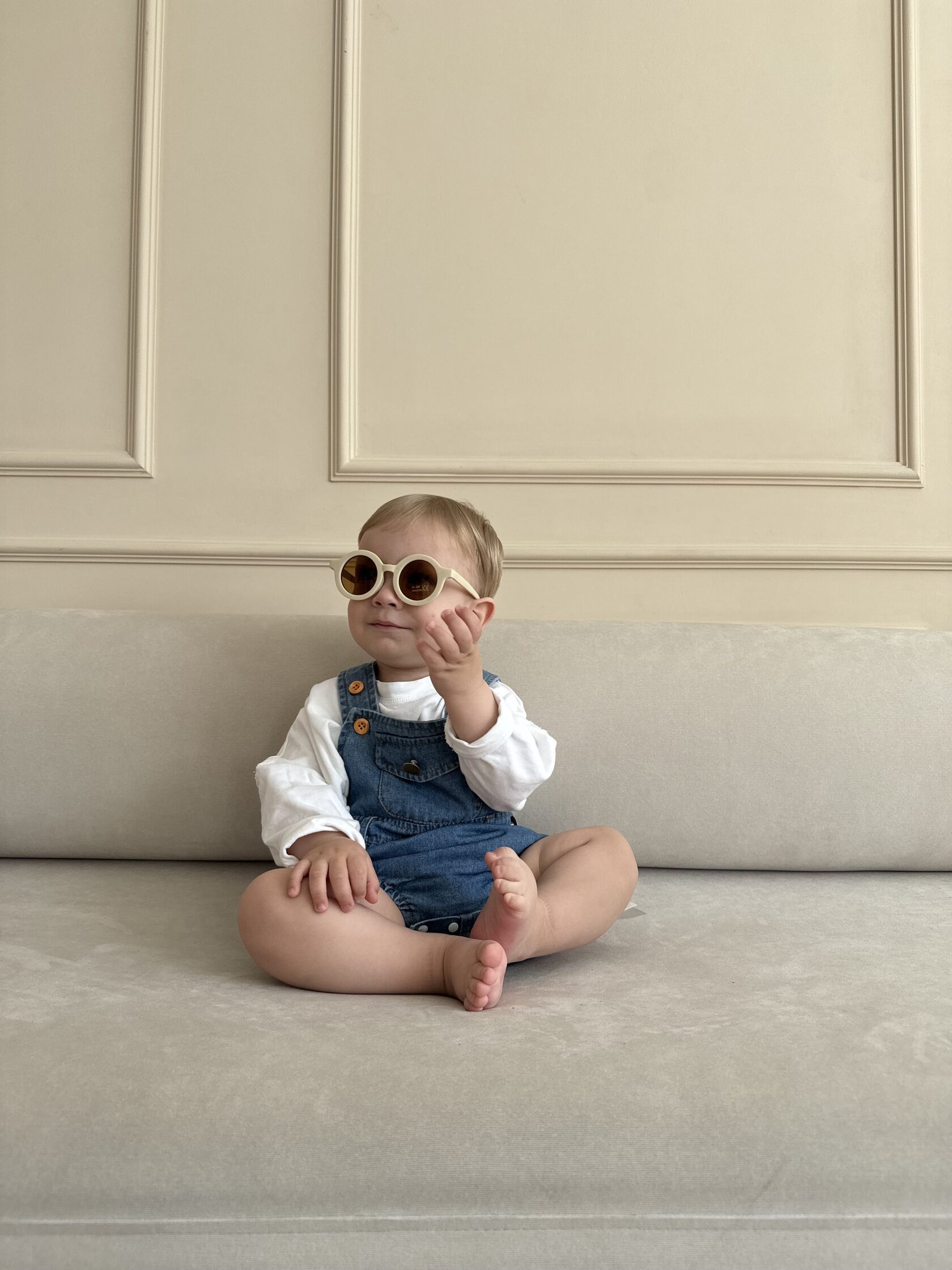 Джинсовый полукомбинезон с чепчиком