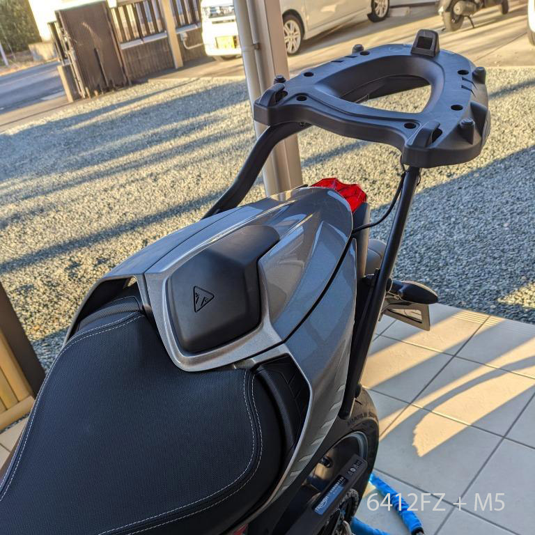 こぶとりページ GIVI 6412FZ крепление центрального кофра на TRIUMPH Street Triple
