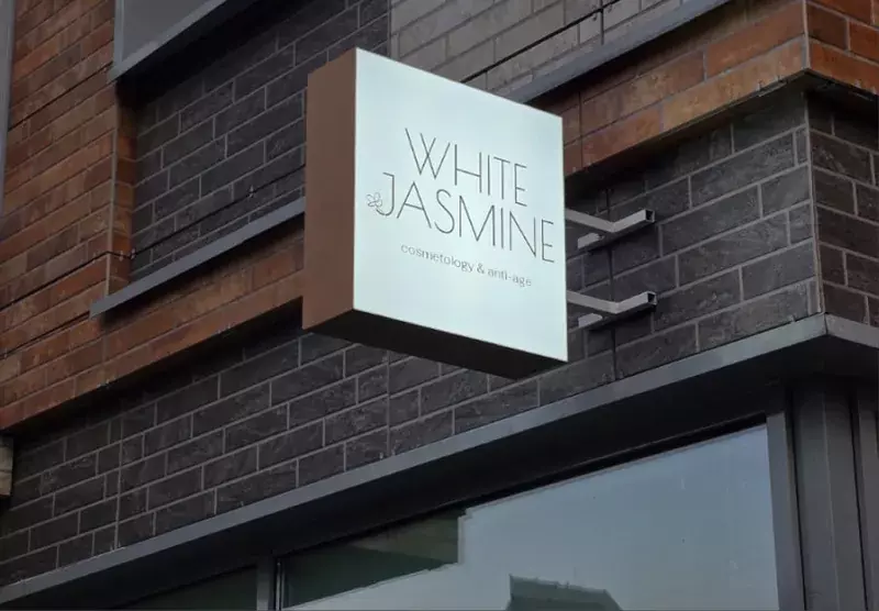 Световой кронштейн «White Jasmine» на&nbsp;кирпичном фасаде