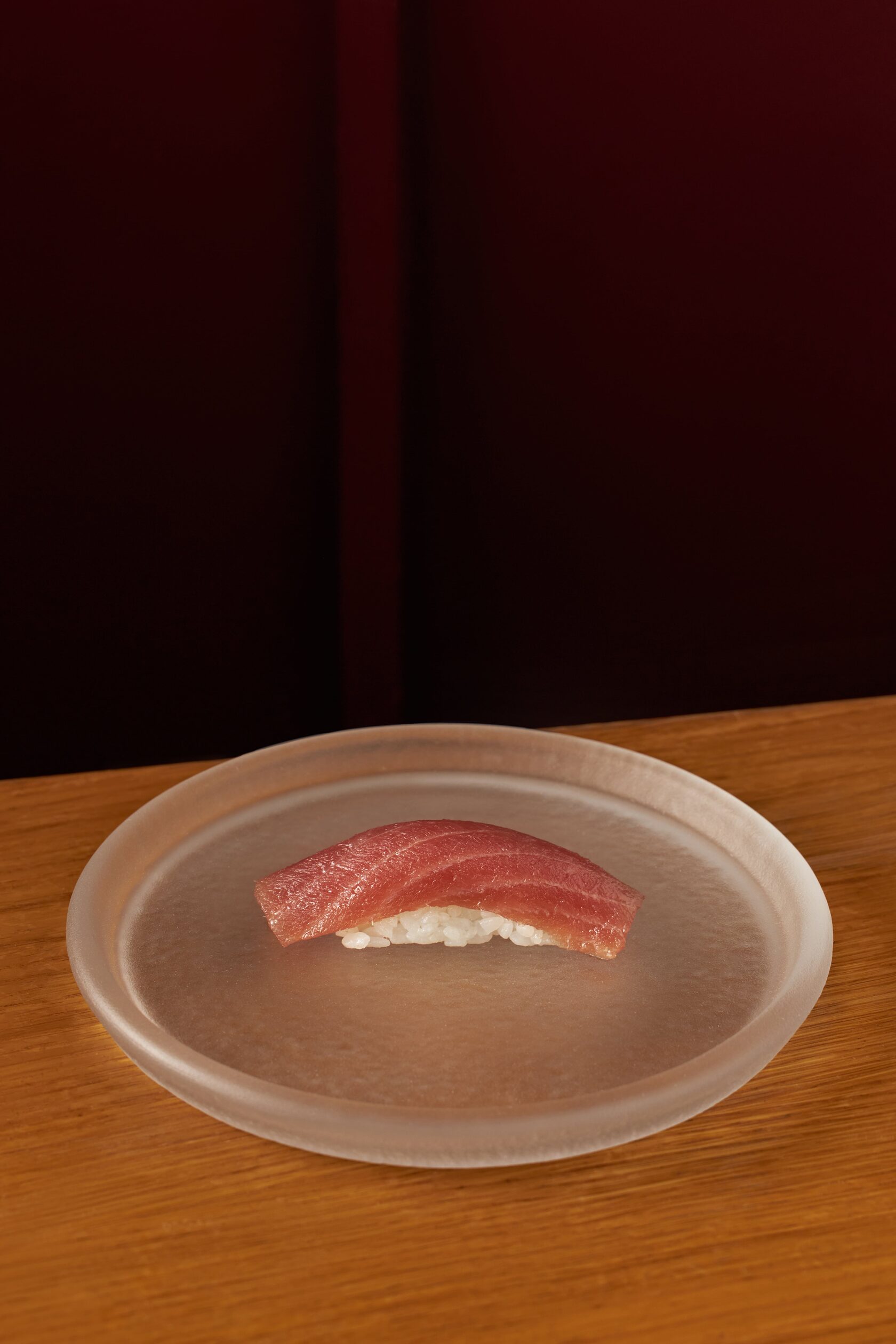 Суши тунец орехово зуево. Суши с тунцом. Тунец суши Люберцы. Тунец для суши с жиром. Суши тунец светлый.
