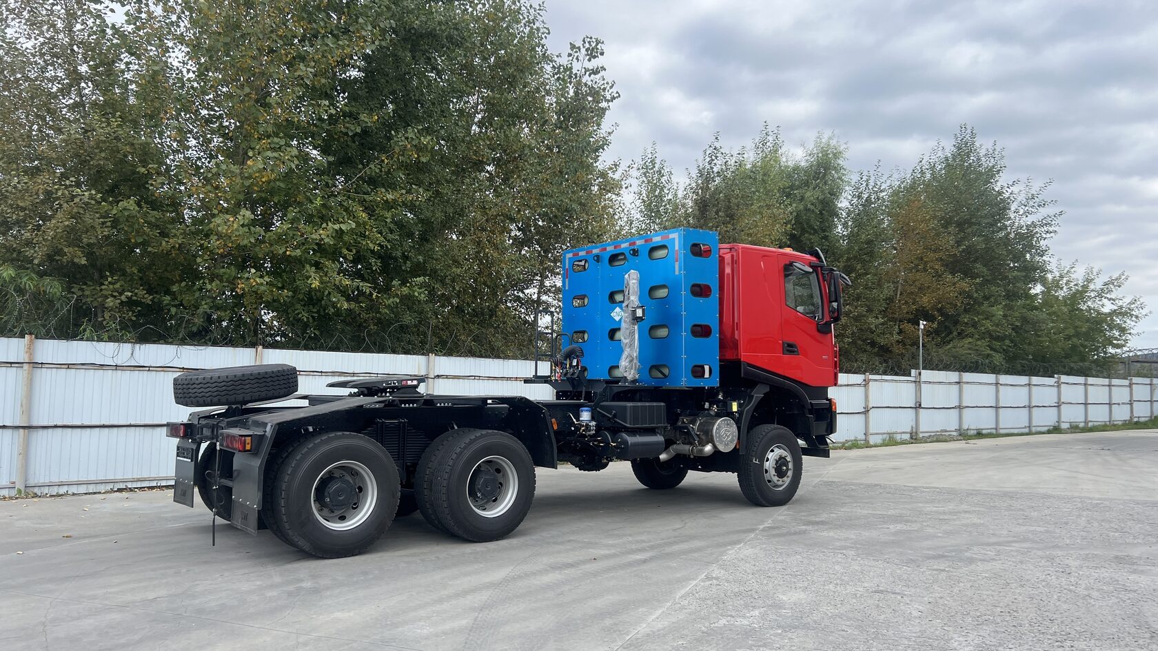 Седельный тягач АМТ 638910 на метане (CNG) 6x6