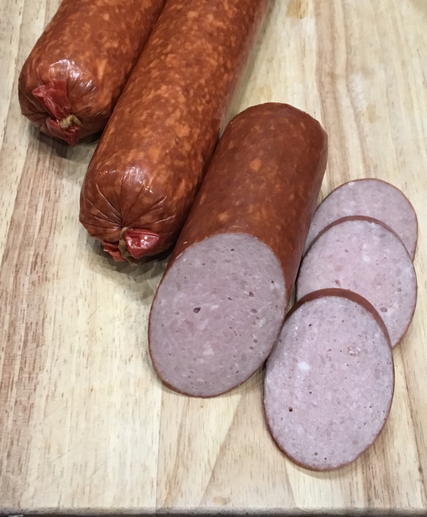 Вареная колбаса на разделочной доске. Сосиски канцероген. Vego вареная колбаса. Колбасы без добавок. Кусок колбасы.