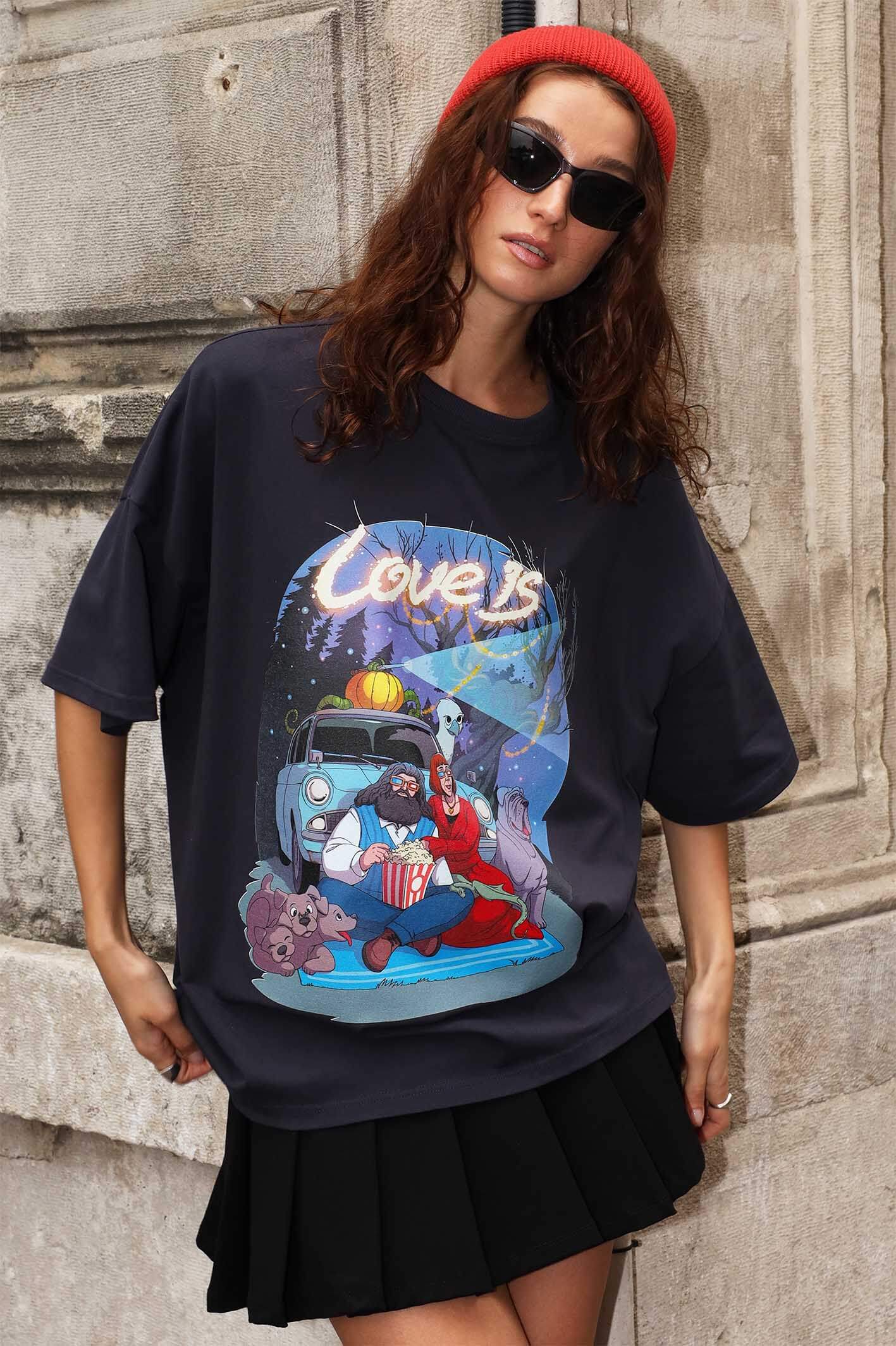 Футболка `Love is