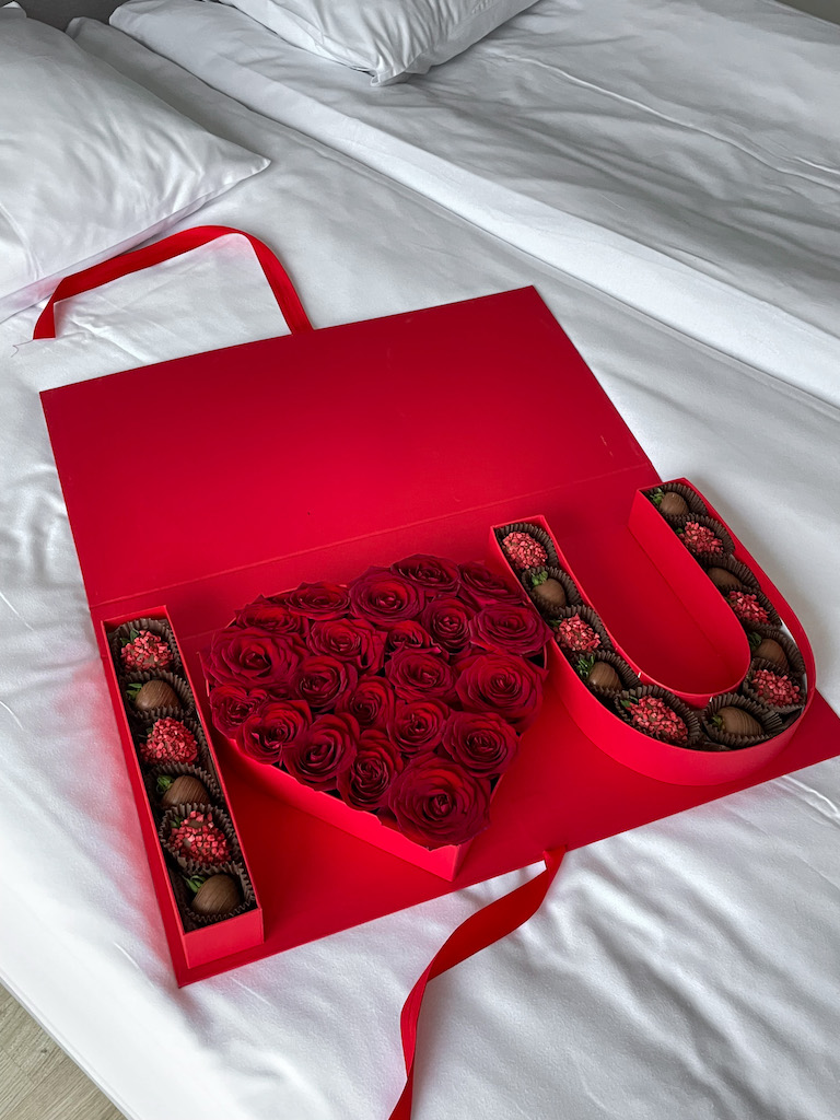 Коробка «I love you» с красными розами - Розы и ягоды