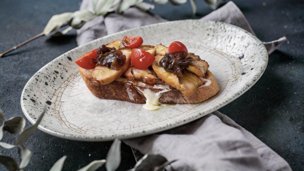 Брускетта с курицей и черри