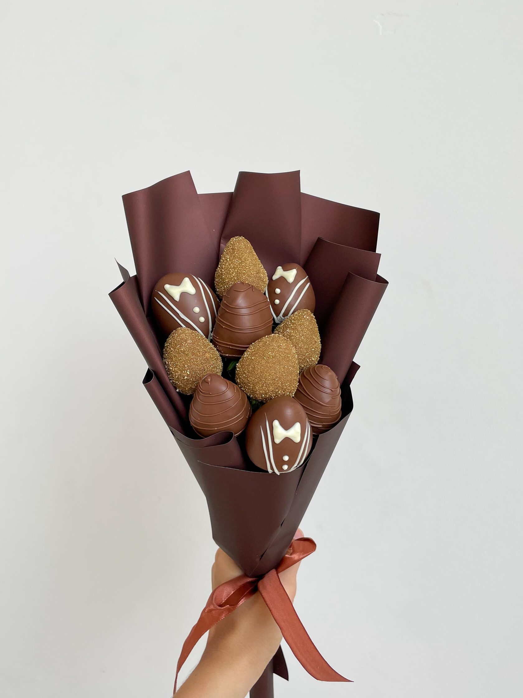 Букет из клубники «Смокинг» - единый (10 ягод) десерт первый шоколатье картошка цельнозерновая в молочном бельгийском шоколаде 10 5% 60 г