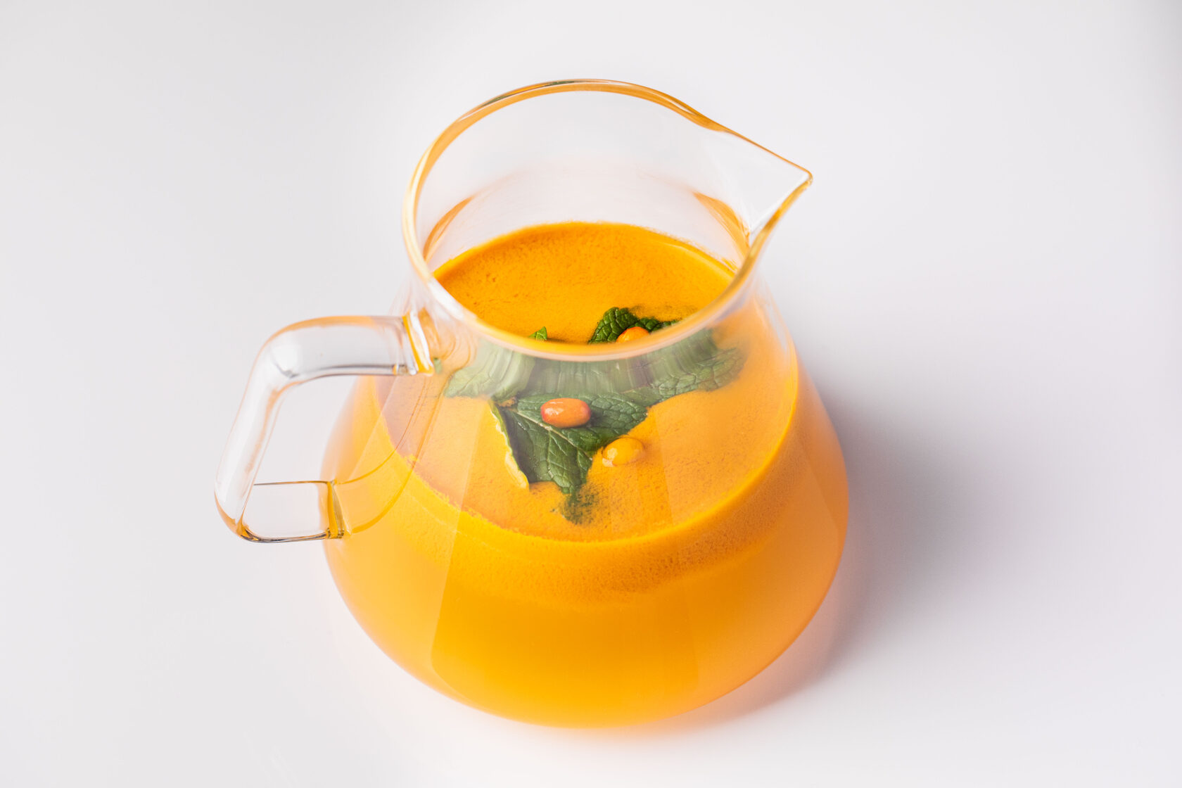 Черный чай с облепихой. Чай с облепихой. Зеленый чай с облепихой. Облепиховый чай на палочке. Облепиховый чай в стакане.