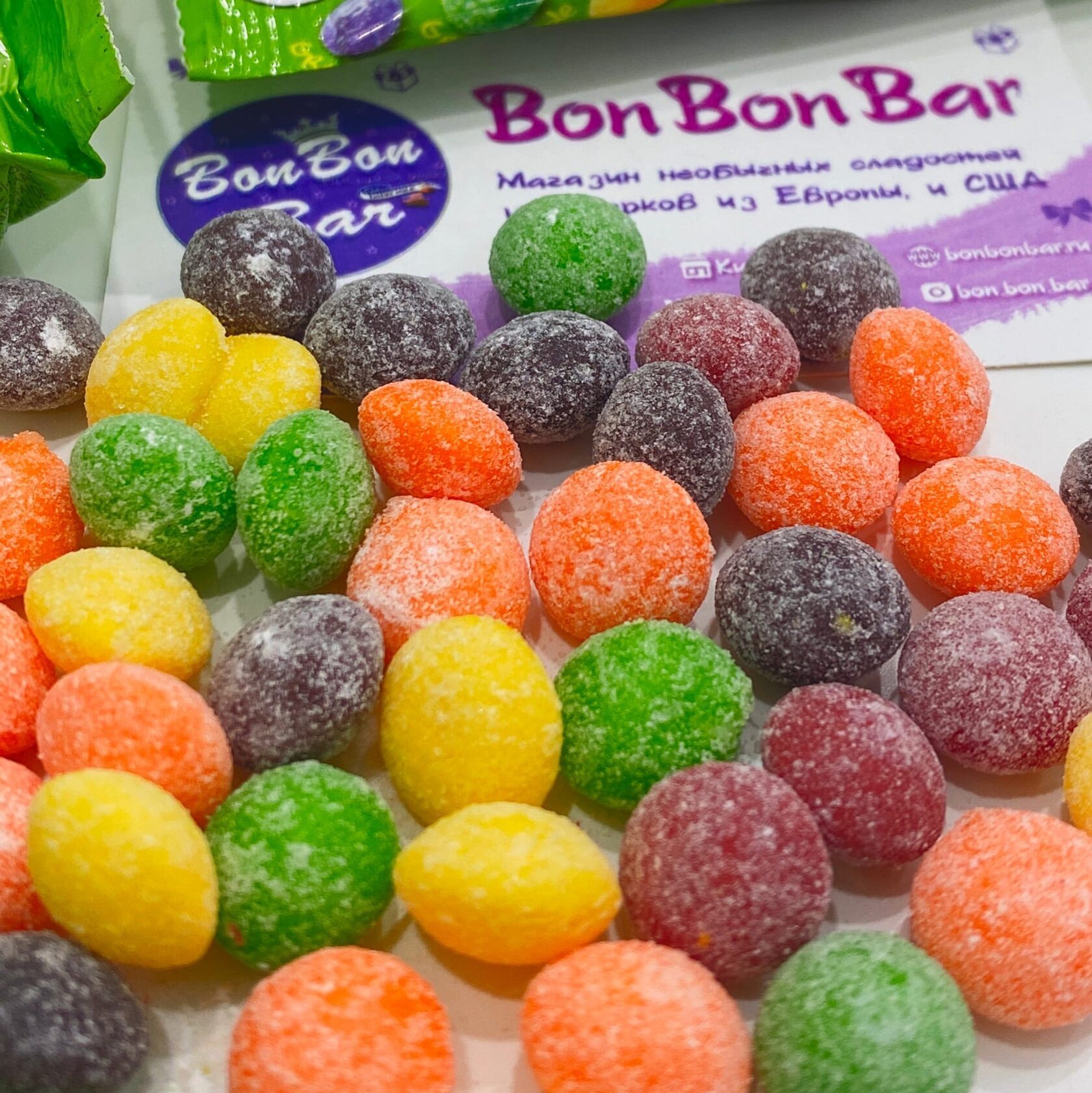 скитлс с кислой посыпкой. скитлс с кислой посыпкой. скитлс 29. конфеты skittles sour. скитлс зеленый кислый.