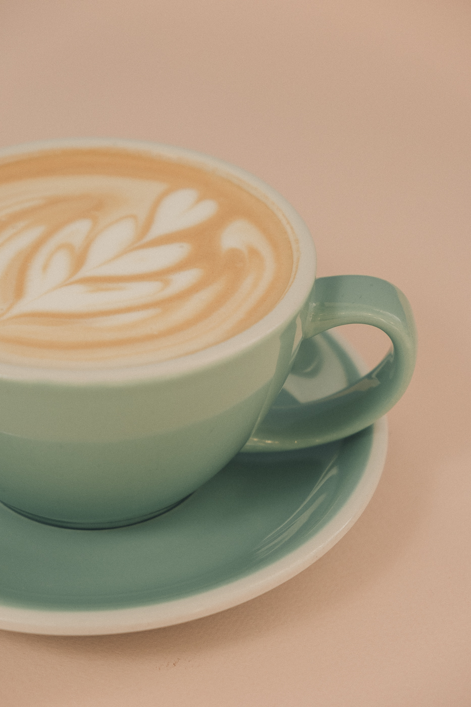 Латте salted caramel mocha. Латте с карамелью. Кофе латте с соленой карамелью. Карамельный латте. Спешл латте-соленая карамель 1кг/5шт/5 м.