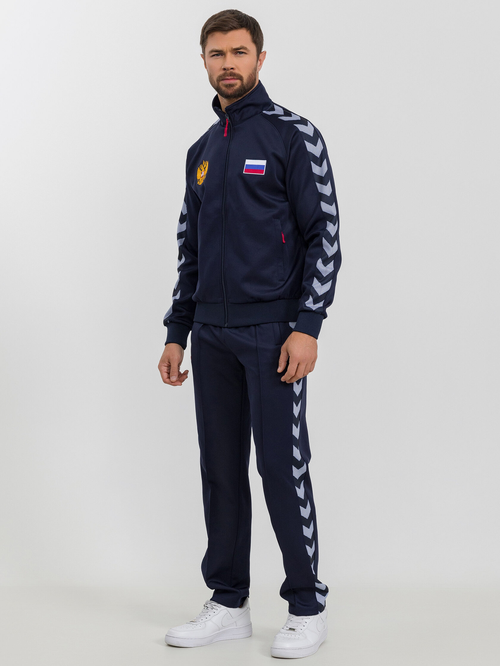 Спортивный стиль с гордостью: костюмы для мужчин с символикой России.
