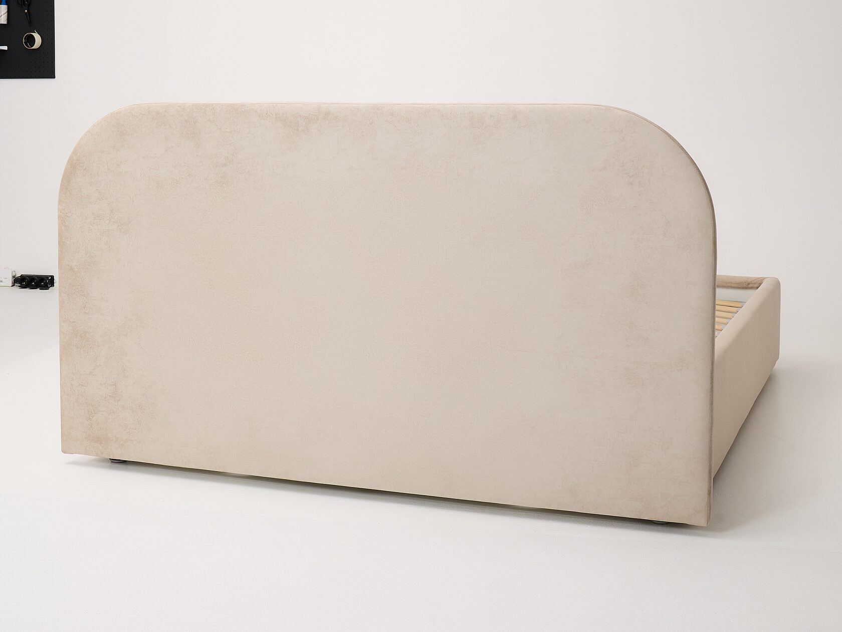 Обивка основной тканью вокруг изголовья