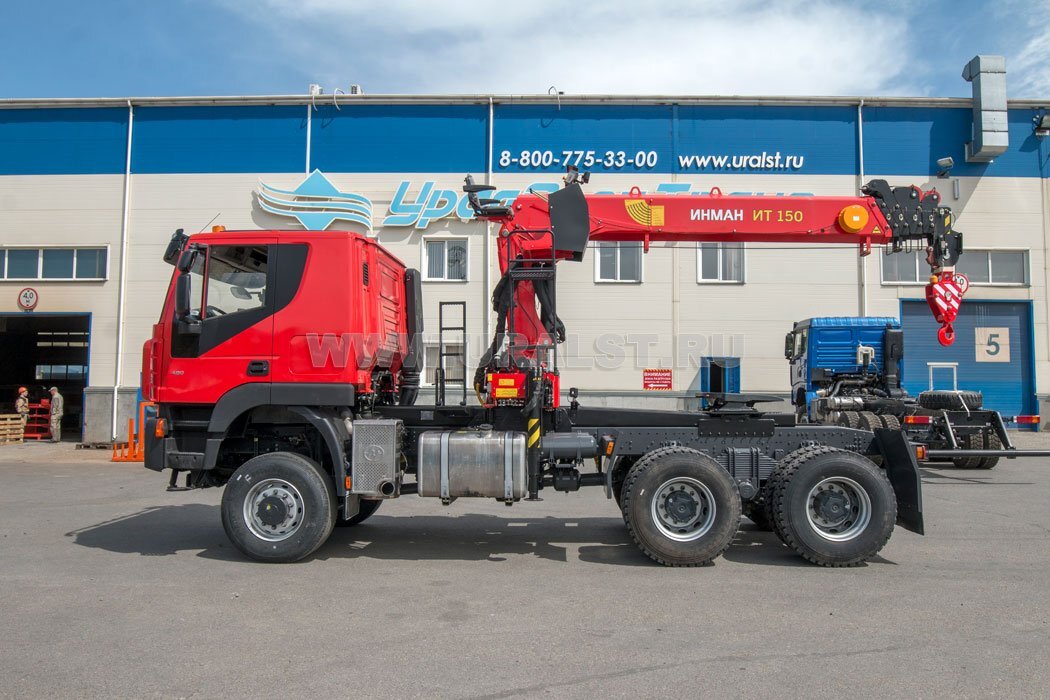 Седельный тягач УСТ 5453 АМТ 632910 (6х6) с КМУ ИТ-150