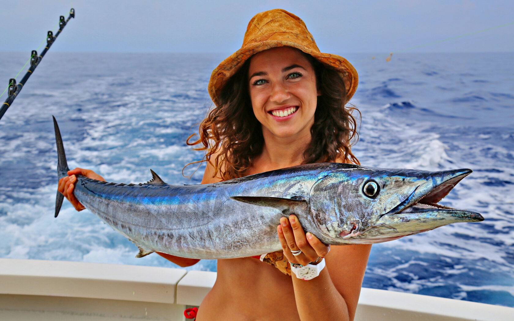Ловля морских рыб. Рыбалка на Пхукете Марлин. Рыба меч Тайланд. Красивая девушка с рыбой. Океанская рыбалка.