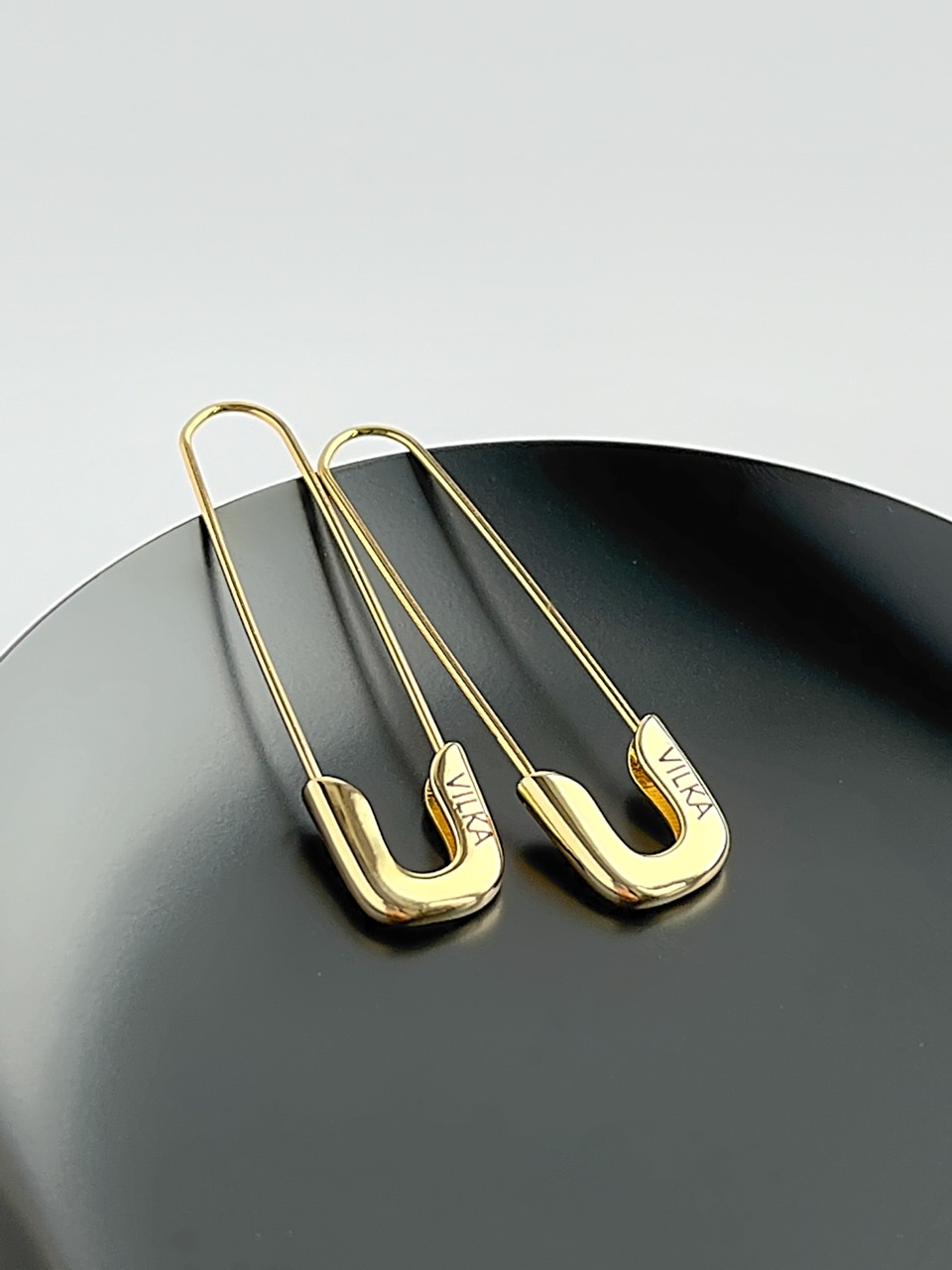 gold safety pin