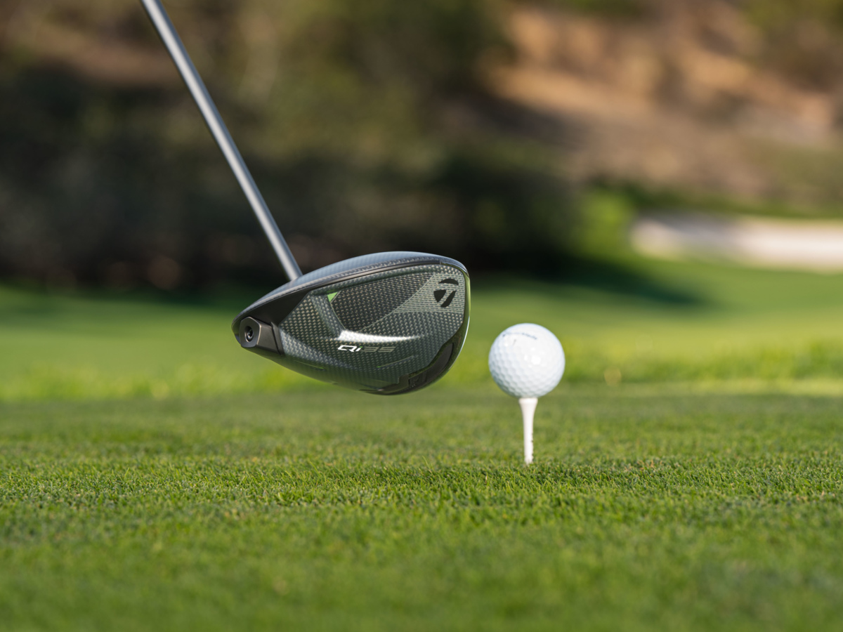 Клюшка для гольфа TaylorMade Qi35 MAX бьет по мячу