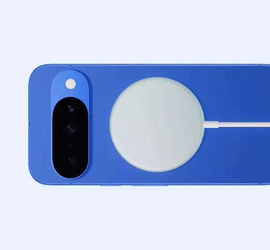 Google Pixel 10 на беспроводной зарядке Pixelsnap рядом с часами, показывающими быструю зарядку за 30 минут.