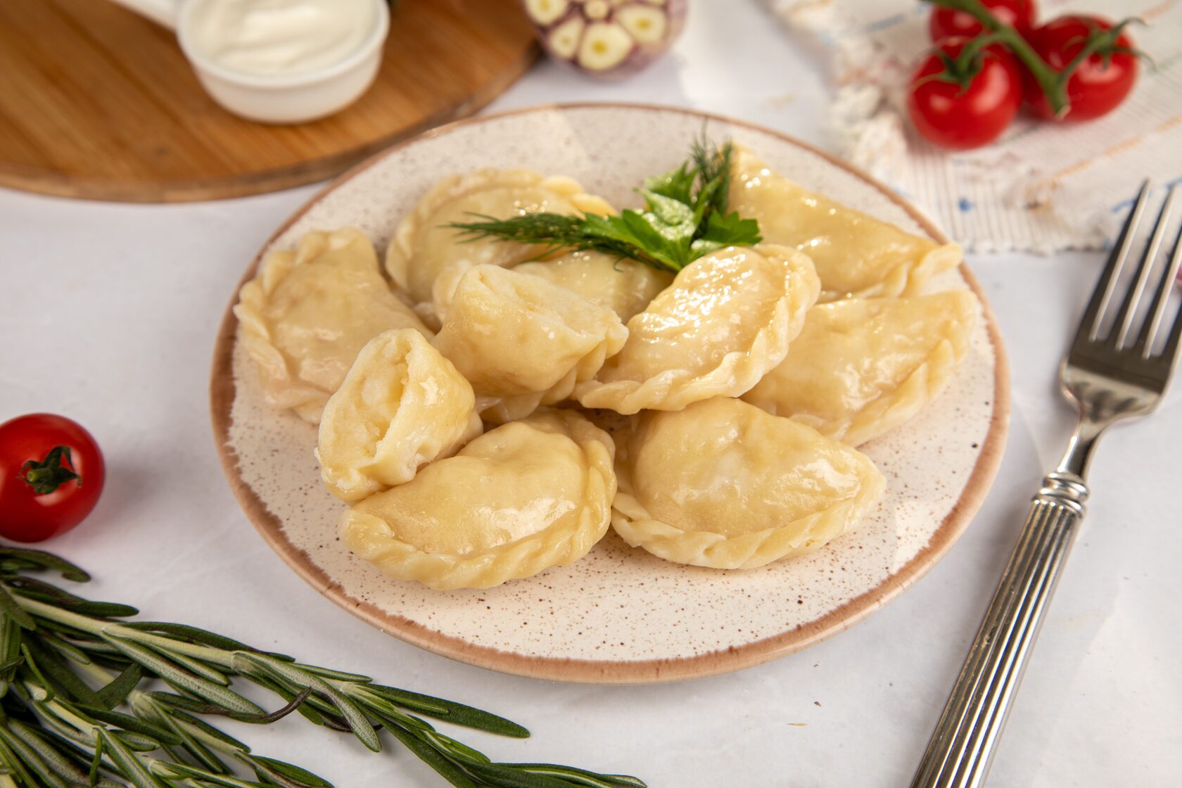 Вареники с картофелем, тушенные с куриной печенью в горшочках