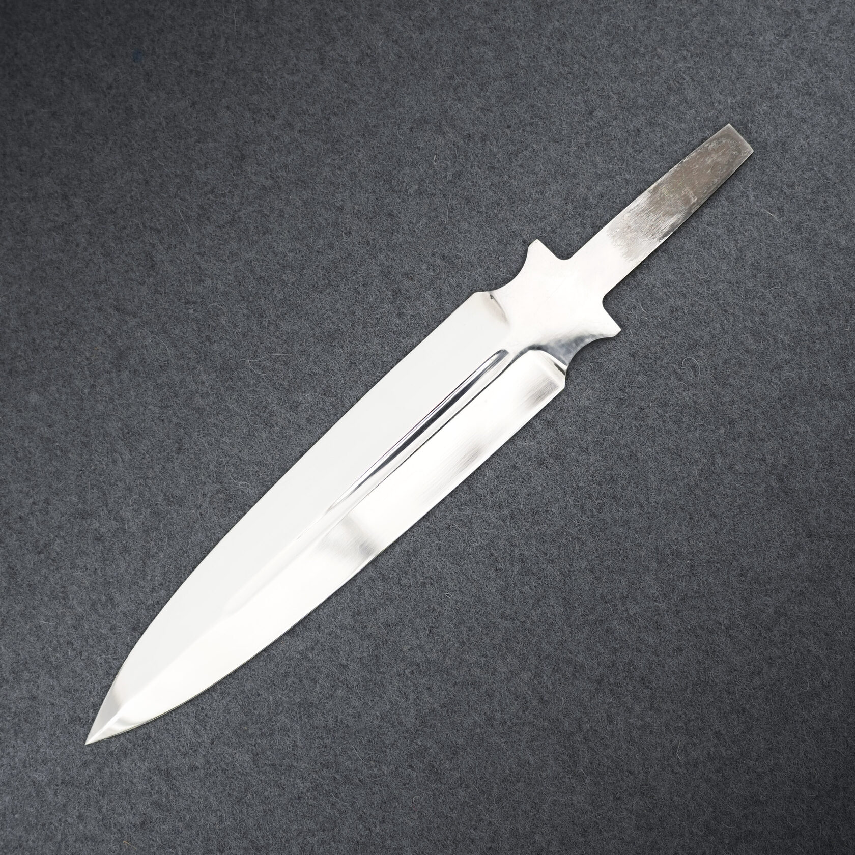 Клинок кинжального типа из стали марки 65Х13