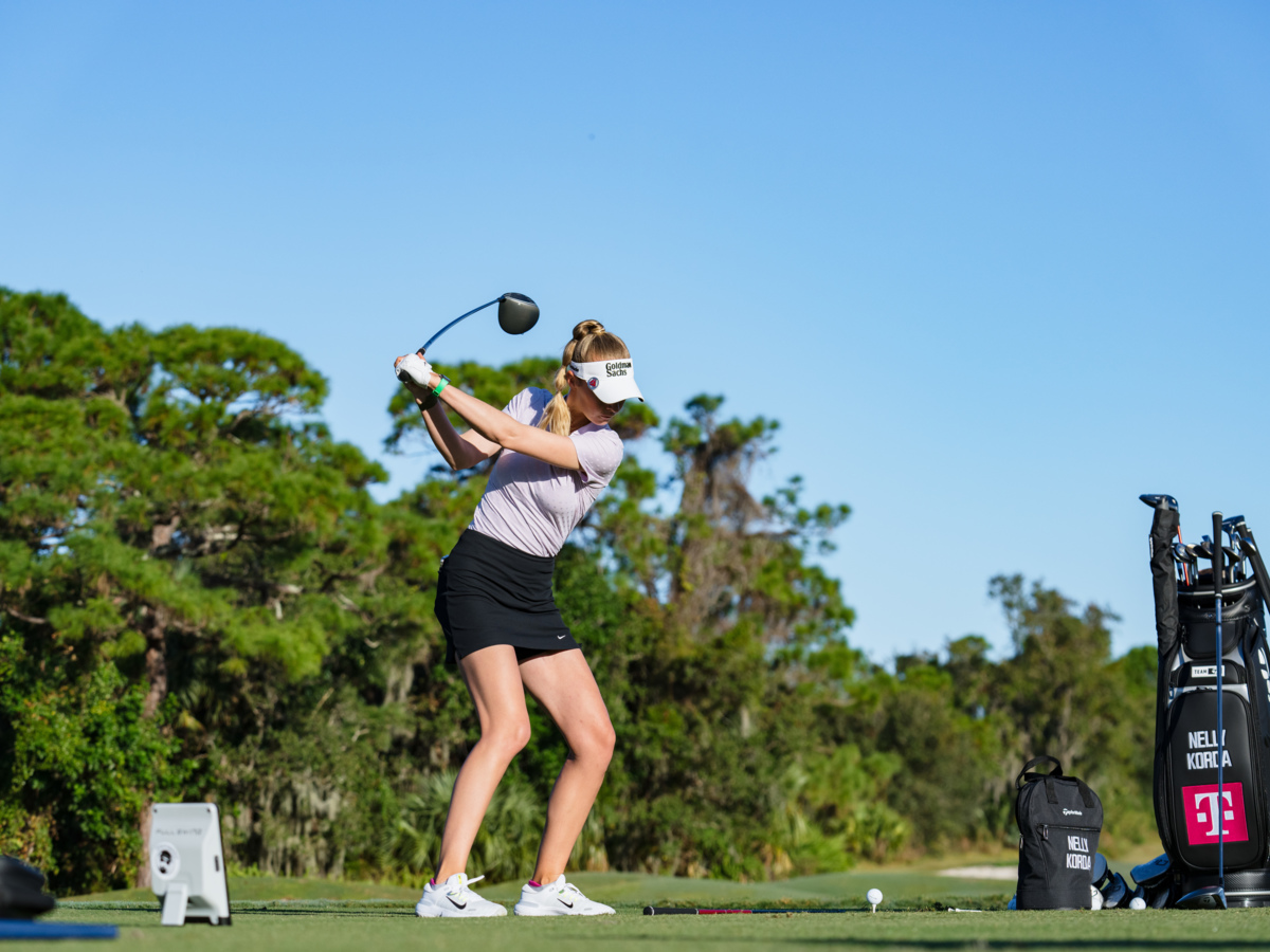 Гольфистка бьет по мячу клюшкой для гольфа TaylorMade Qi35 MAX