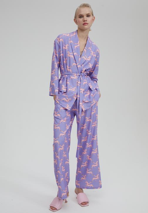 Пижамный костюм с прямыми брюками сиреневый