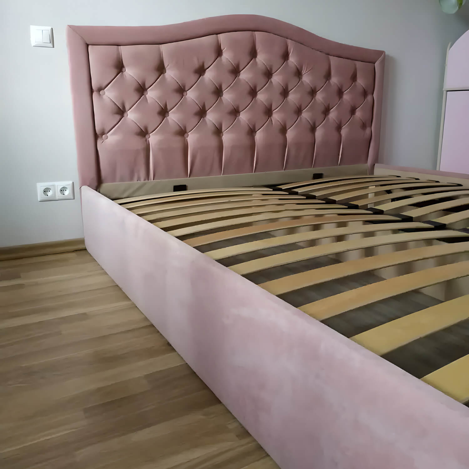 Кровать двуспальная с каретной стяжкой